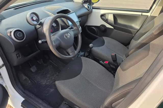 Toyota Aygo (2013) thumbnail 2
