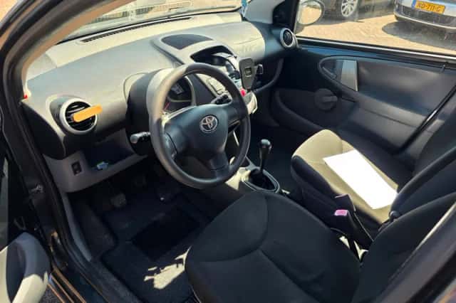 Toyota Aygo (2008) thumbnail 2