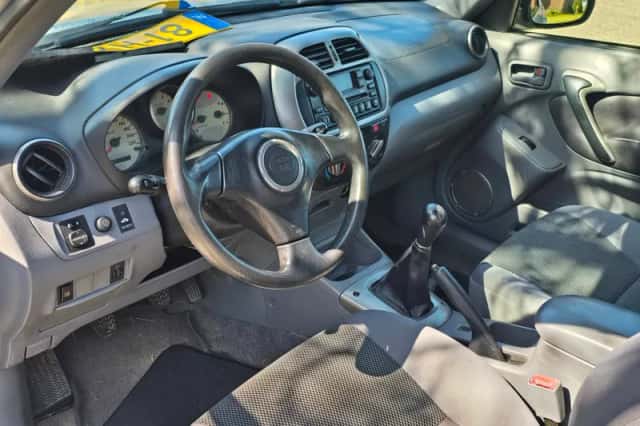 Toyota RAV4 (2002) thumbnail 2