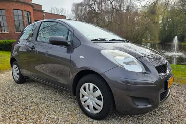 Toyota Yaris (2011) thumbnail 1