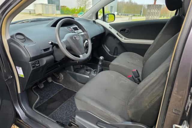 Toyota Yaris (2011) thumbnail 2