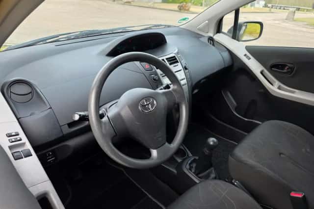 Toyota Yaris (2011) thumbnail 4