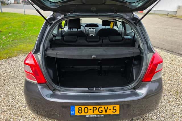 Toyota Yaris (2011) thumbnail 5