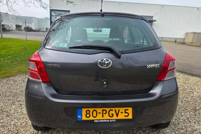 Toyota Yaris (2011) thumbnail 6