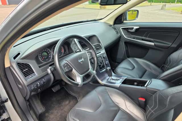 Volvo XC60 (2012) thumbnail 2