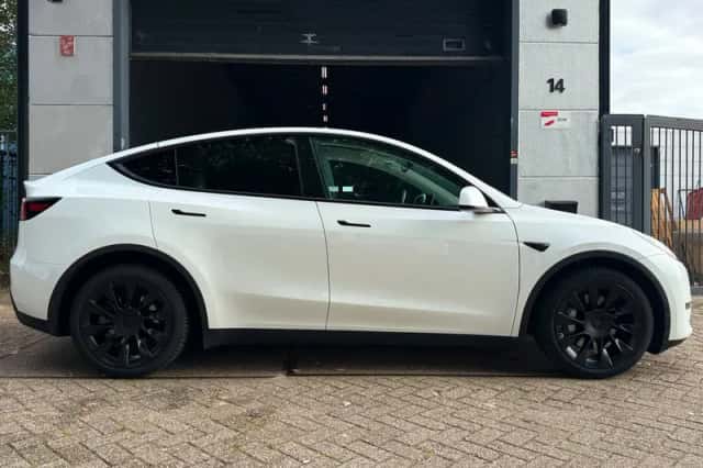 Tesla Model Y (2022) thumbnail 4