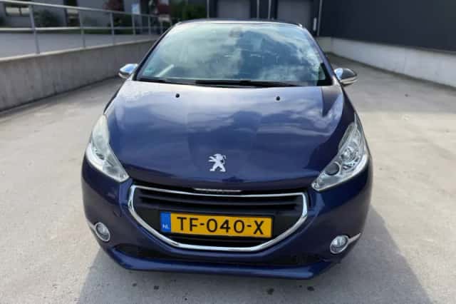 Peugeot 208 (2012) thumbnail 2