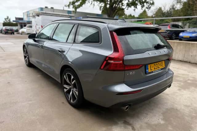 Volvo V60 (2021) thumbnail 4