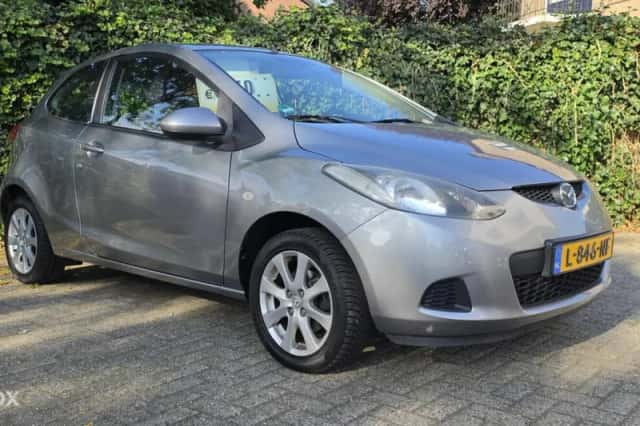 Mazda 2 (2009) thumbnail 2