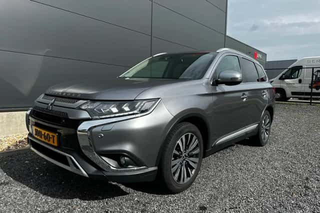 Mitsubishi Outlander (2019) thumbnail 2