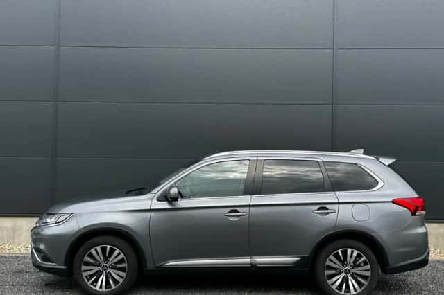Mitsubishi Outlander (2019) thumbnail 3