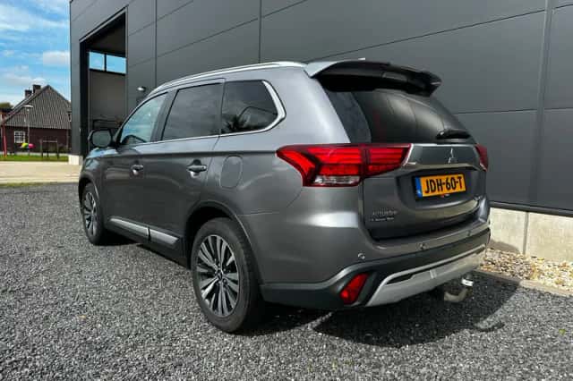 Mitsubishi Outlander (2019) thumbnail 4
