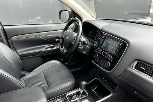 Mitsubishi Outlander (2019) thumbnail 5