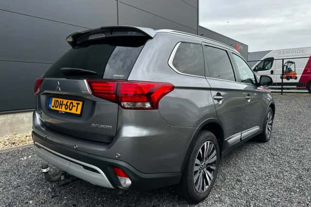 Mitsubishi Outlander (2019) thumbnail 6