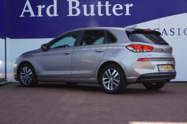 Hyundai i30 (2018) thumbnail 2