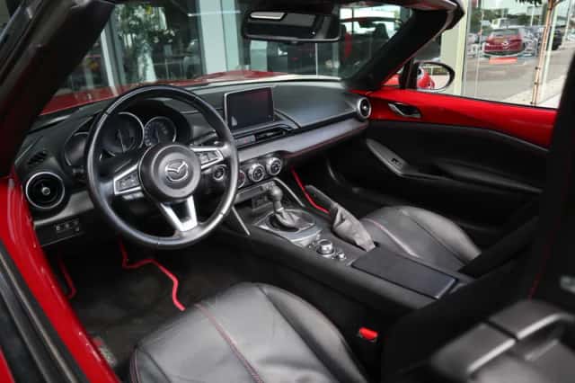 Mazda MX-5 (2015) thumbnail 3
