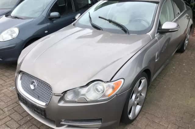 Jaguar XF (2010) thumbnail 1