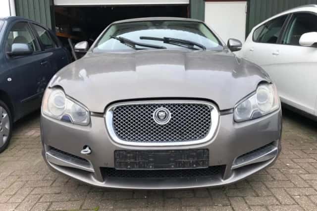 Jaguar XF (2010) thumbnail 2
