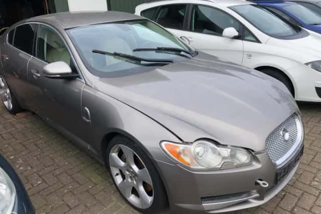 Jaguar XF (2010) thumbnail 3