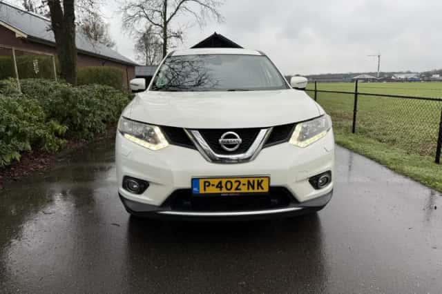 Nissan X-Trail (2015) thumbnail 1