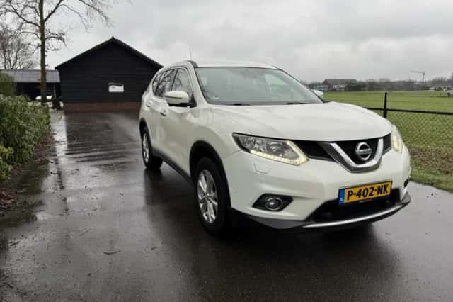 Nissan X-Trail (2015) thumbnail 2