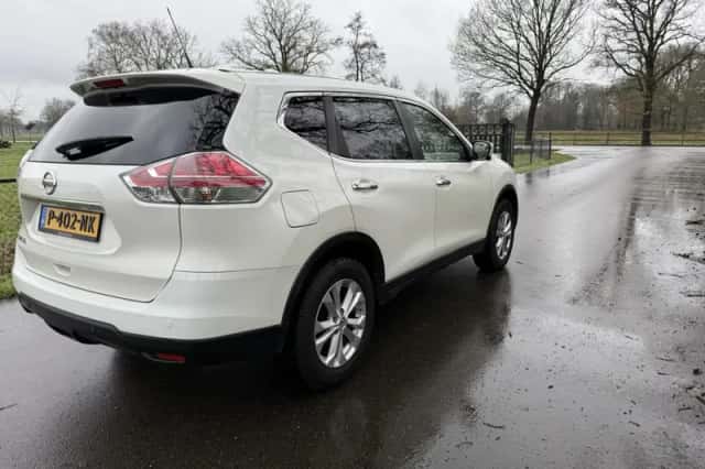 Nissan X-Trail (2015) thumbnail 3