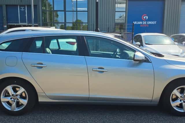Volvo V60 (2016) thumbnail 2