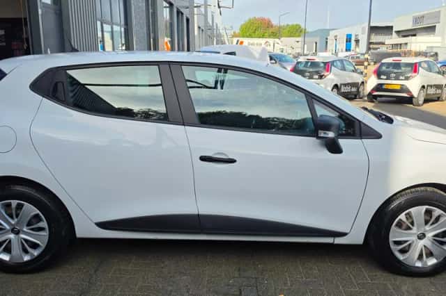 Renault Clio (2019) thumbnail 3
