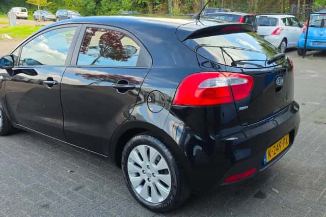 Kia Rio (2012) thumbnail 3