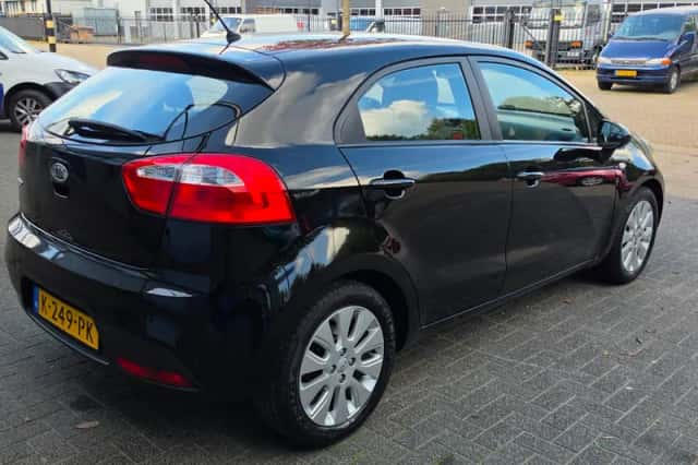 Kia Rio (2012) thumbnail 4