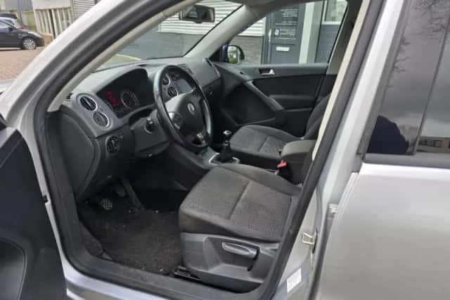Volkswagen Tiguan (2008) thumbnail 2