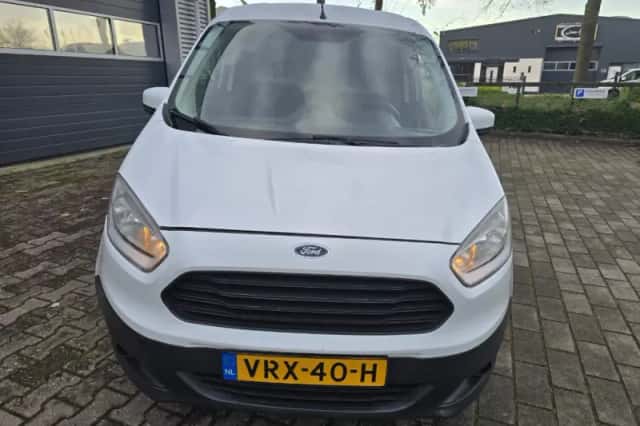 Ford Transit Courier (2017) thumbnail 4