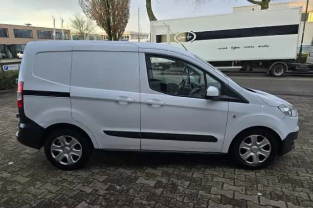 Ford Transit Courier (2017) thumbnail 6