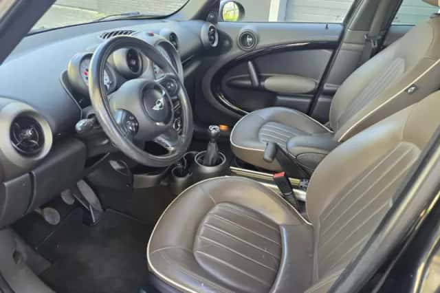 MINI Countryman (2011) thumbnail 2