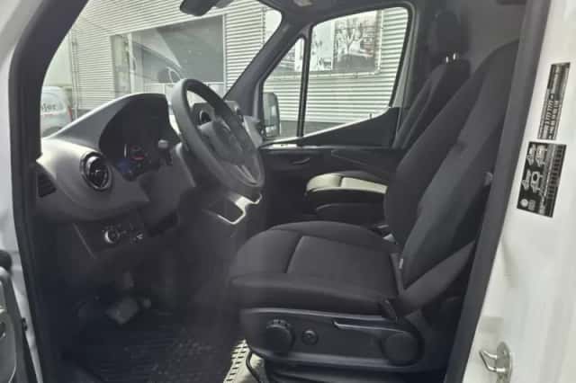 Mercedes-Benz Sprinter (2023) thumbnail 2