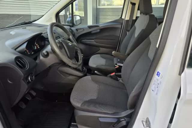 Ford Tourneo Courier (2017) thumbnail 2