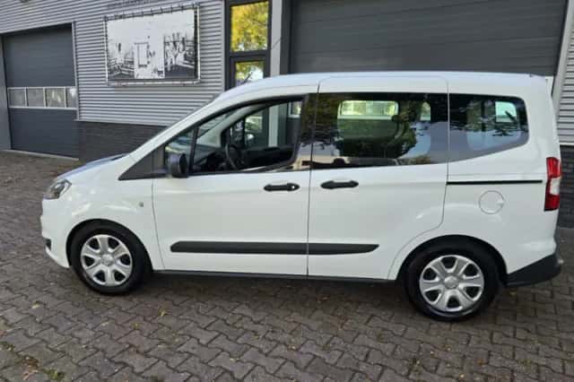 Ford Tourneo Courier (2017) thumbnail 5