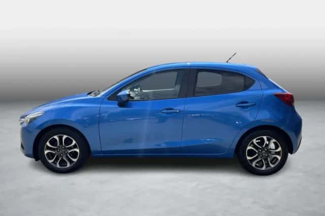 Mazda 2 (2015) thumbnail 2