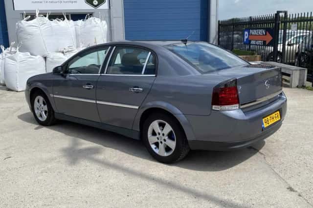 Opel Vectra (2004) thumbnail 2