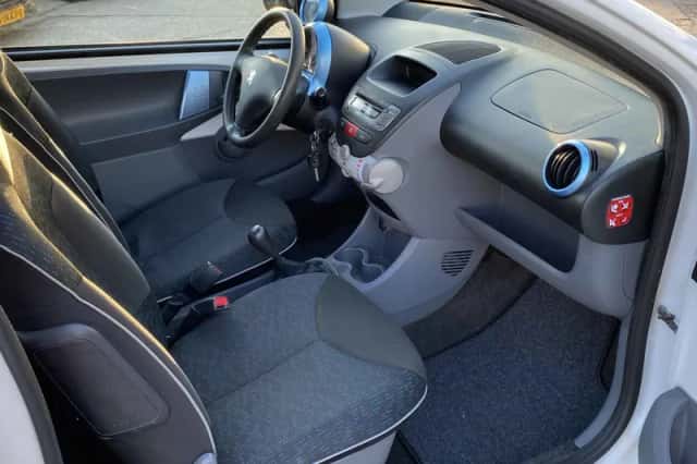 Peugeot 107 (2010) thumbnail 6