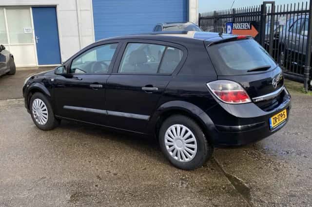 Opel Astra (2009) thumbnail 2