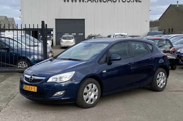 Opel Astra (2010) thumbnail 1