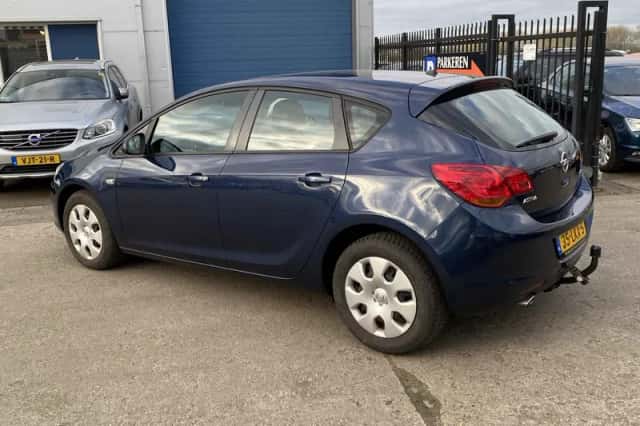 Opel Astra (2010) thumbnail 2