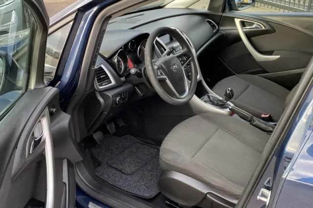 Opel Astra (2010) thumbnail 3