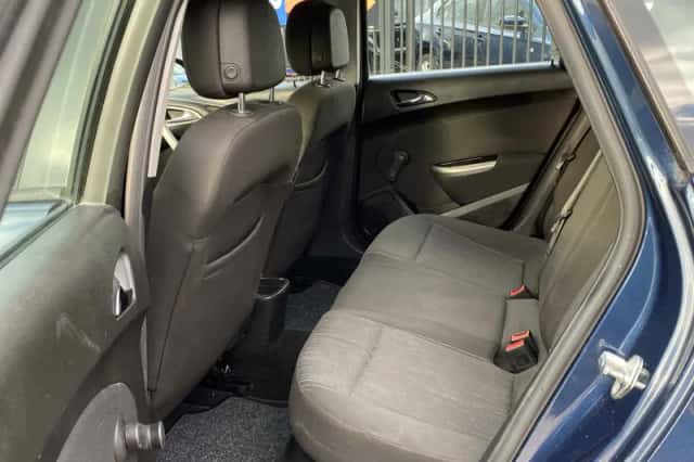 Opel Astra (2010) thumbnail 4