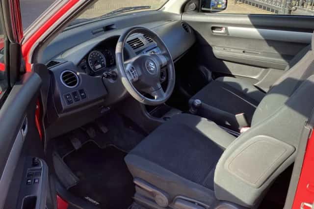 Suzuki Swift (2009) thumbnail 3