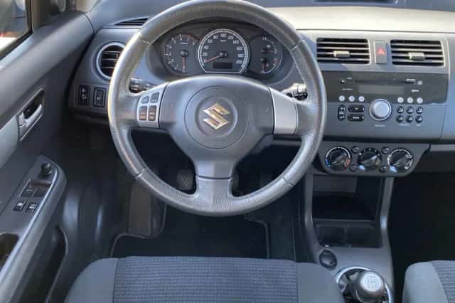 Suzuki Swift (2009) thumbnail 5
