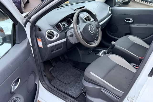 Renault Clio (2011) thumbnail 3
