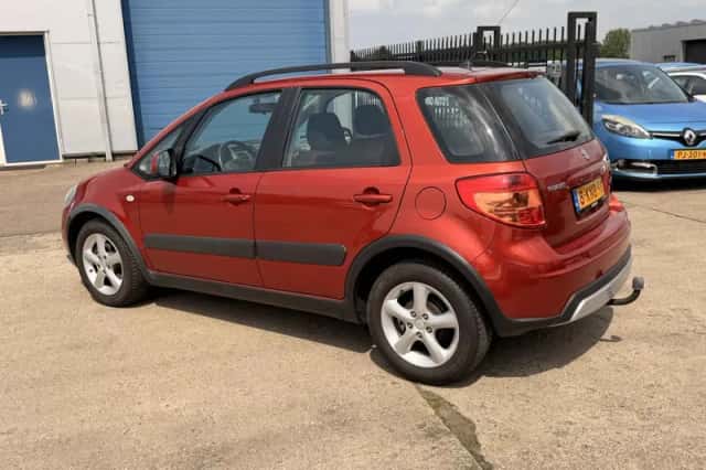 Suzuki SX4 (2008) thumbnail 2