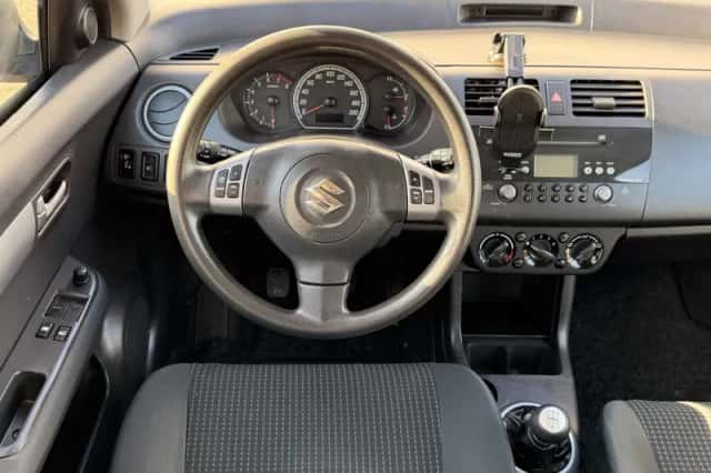 Suzuki Swift (2006) thumbnail 5